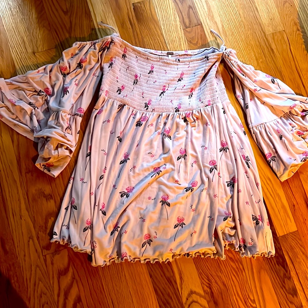 Free People like new! off the shoulder baby doll top pink size M medium